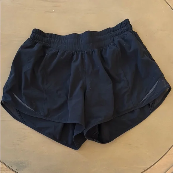 lululemon 4” Hotty Hot Shorts - Size 6 Tall - Picture 1 of 3